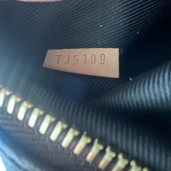 Louis Vuitton x League of Legends BUMBAG - Picture 13 of 13